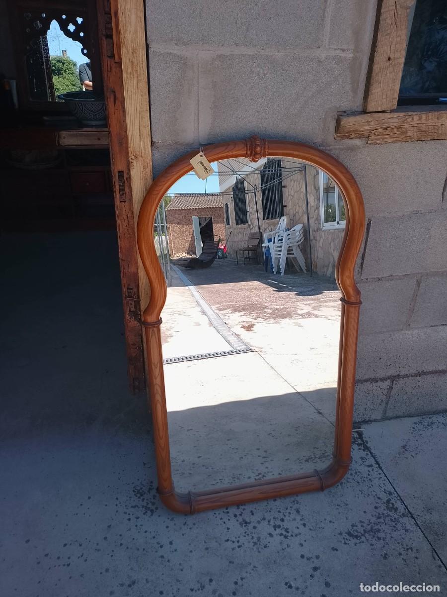 Antig&uuml;edades: Espejo madera curvo con detalle tallado