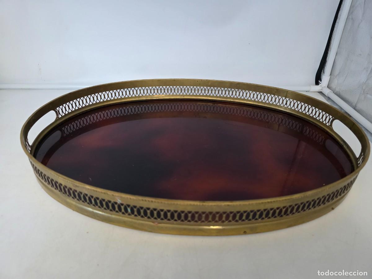 Antig&uuml;edades: BANDEJA ESTILO MID CENTURY,BORDE LAT&Oacute;N CALADO, BASE MADERA ( VER FOTOS ) 48 X 33 CM