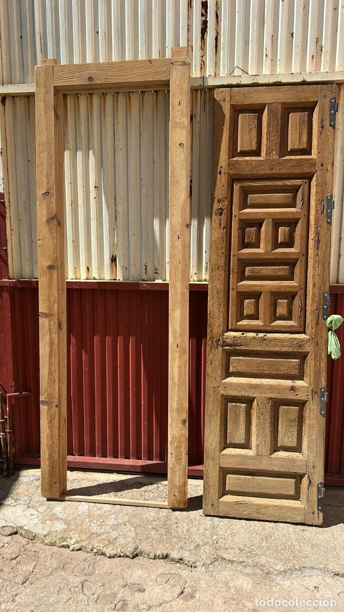Antig&uuml;edades: PUERTA ANTIGUA DE CUARTERONES CON MARCO DE 218 CMS. X 77 CMS. TOTAL Y HOJA DE 56 X 208