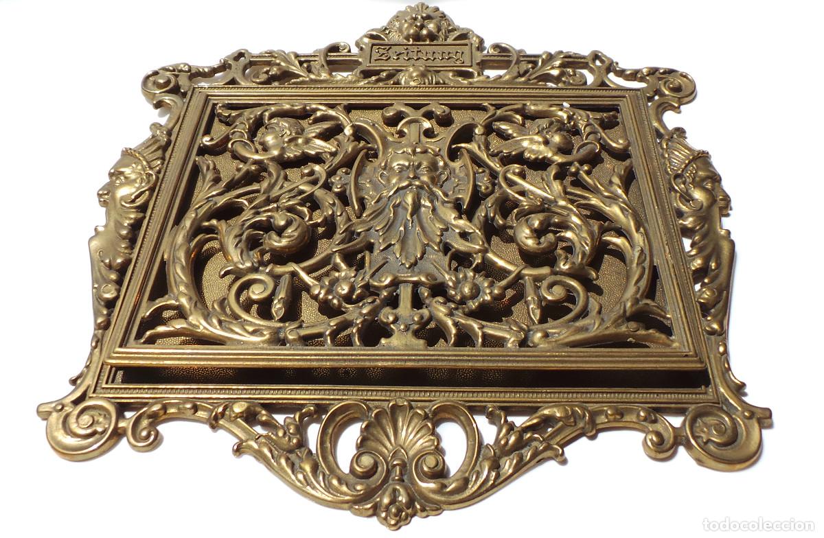 Antig&uuml;edades: REVISTERO DE BRONCE ESTILO RENACENTISTA, DECORACI&Oacute;N LABRADA Y CALADA DE MASCARONES Y ANGELOTES.34X31