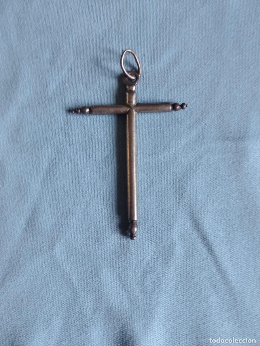 Antig&uuml;edades: Cruz de plata finales del siglo XVIII o siglo XIX. 5 cm x 3 cm aprox.