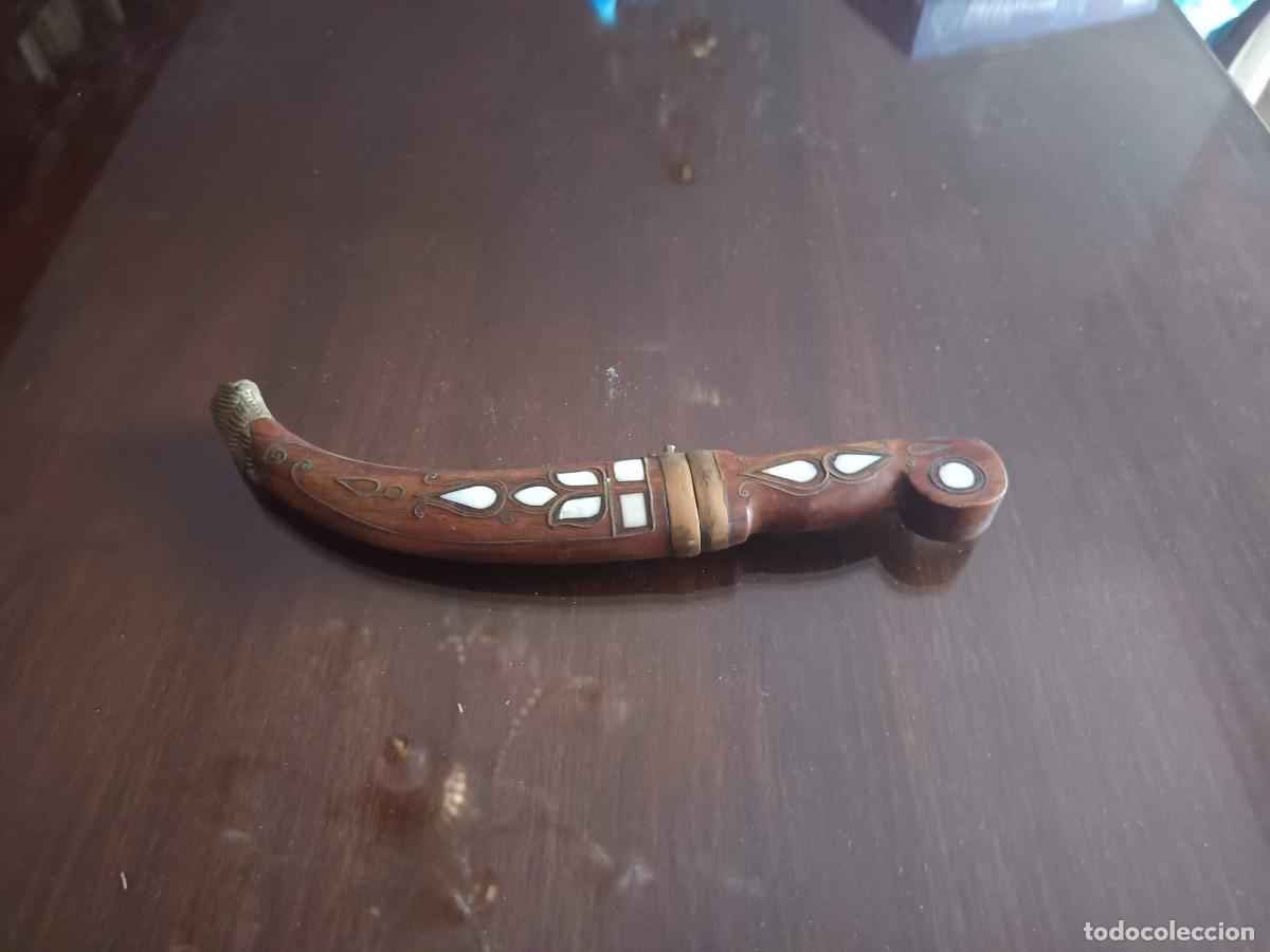 Antig&uuml;edades: Cuchillo turco con funda de madera y n&aacute;car