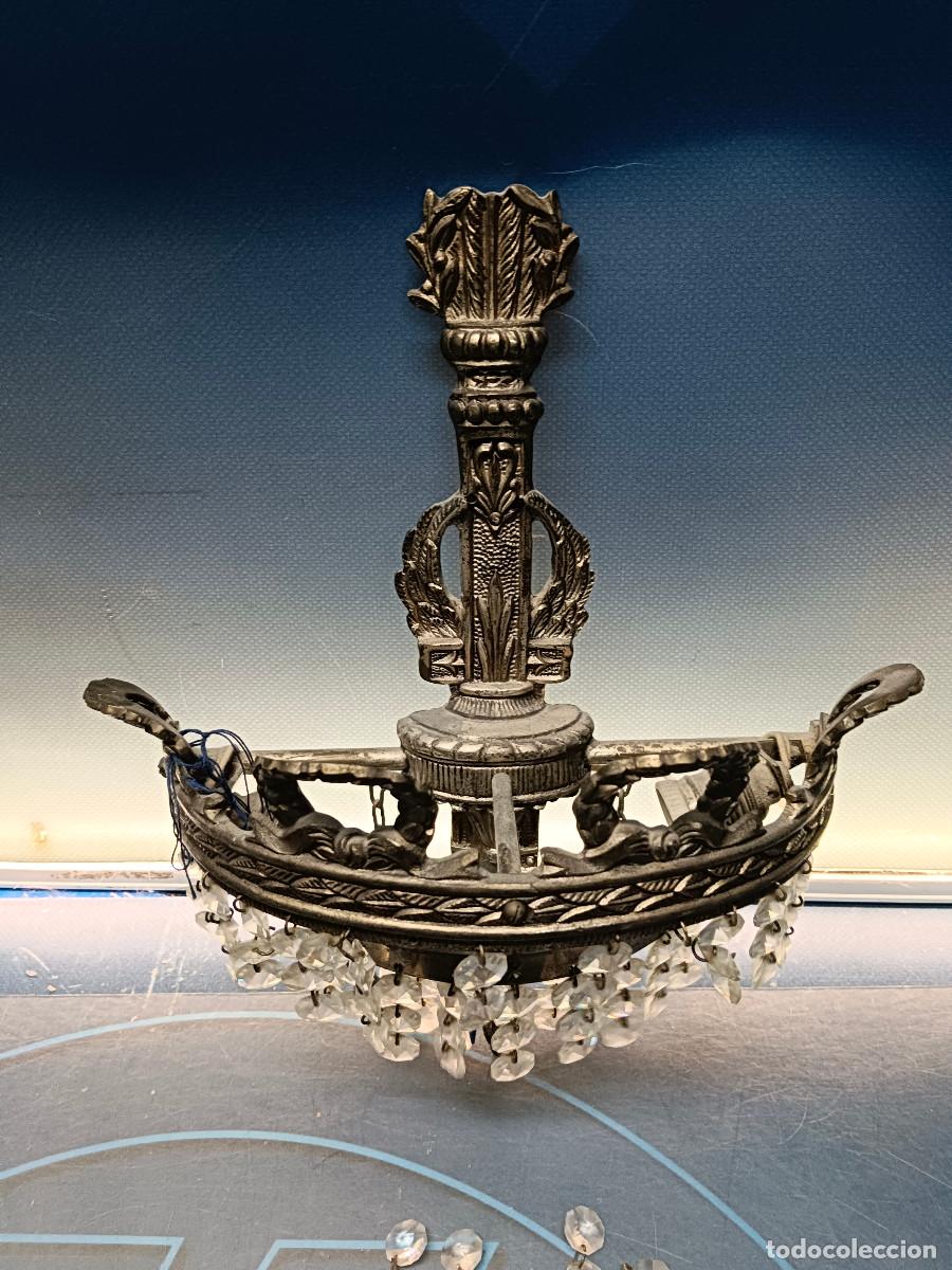 Antig&uuml;edades: aplique de pared, estilo Imperio, bronce o lat&oacute;n envejecido con l&aacute;grimas de cristal de roca