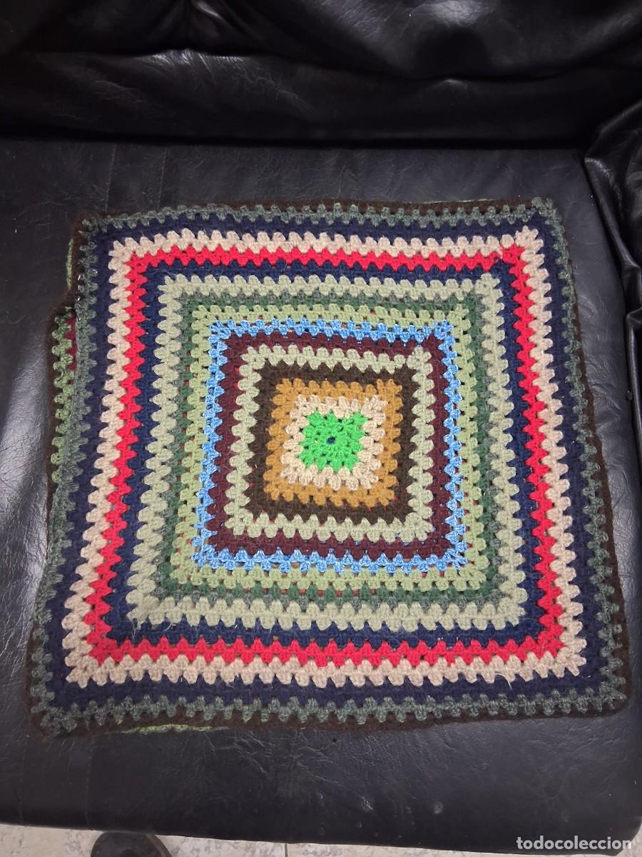 Antig&uuml;edades: Funda para cojin ganchillo lana patr&oacute;n geom&eacute;trico t&eacute;cnica cuadrados estilo EGB granny squares