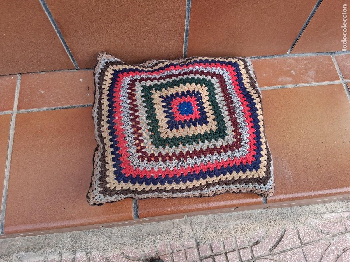 Antig&uuml;edades: Cojin con funda ganchillo lana patr&oacute;n geom&eacute;trico t&eacute;cnica cuadrados estilo EGB granny squares