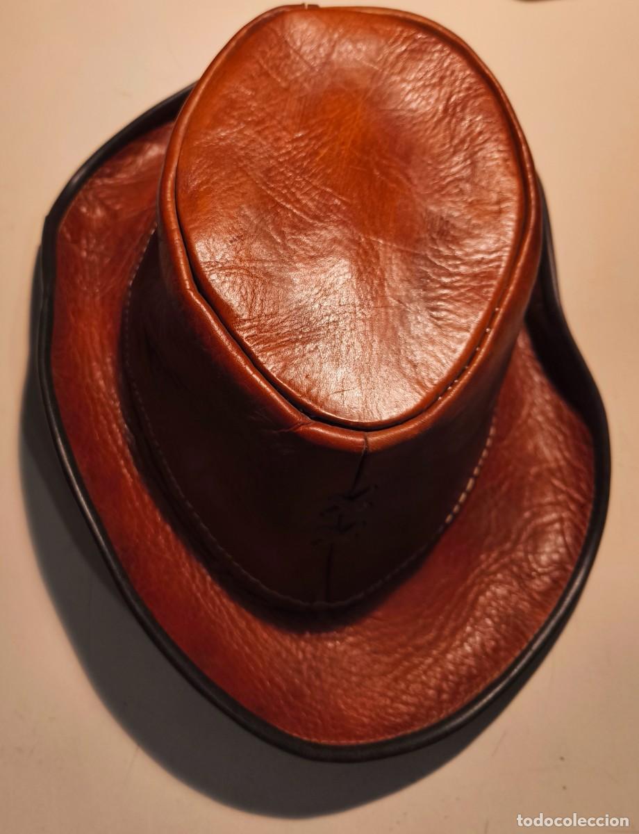Antig&uuml;edades: Sombrero de cuero marr&oacute;n con un dise&ntilde;o artesanal con costuras visibles.