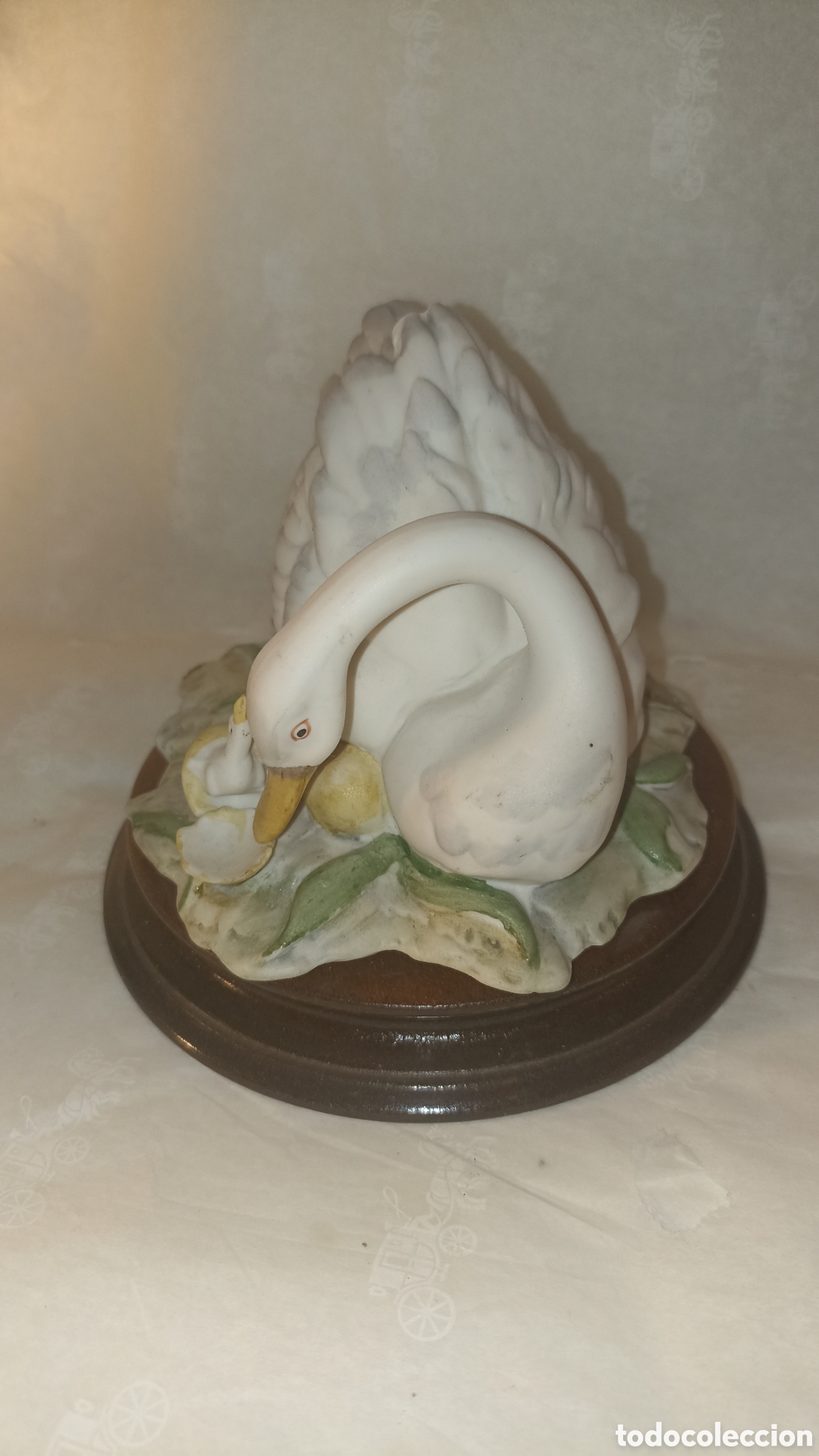 Antig&uuml;edades: Figura de Porcelana Biscuit - Cisne con Pich&oacute;n en el Nido (con Peana de Madera)