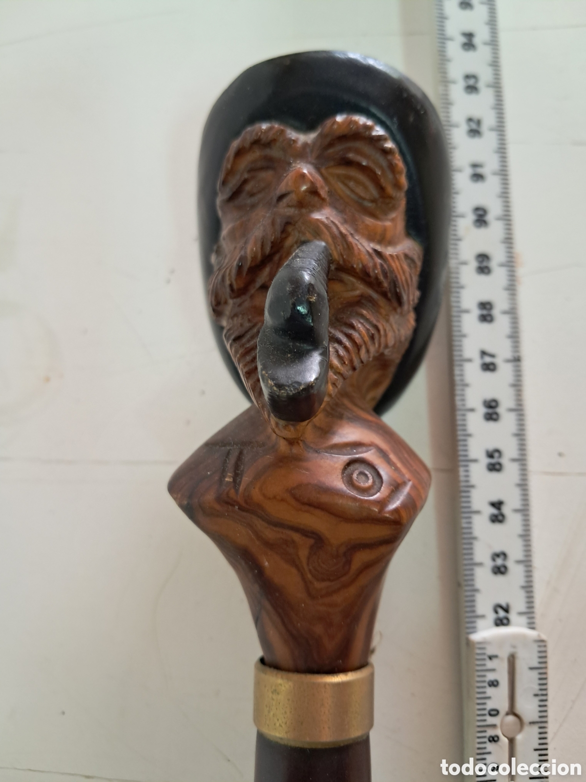 Antig&uuml;edades: Bast&oacute;n con figura de resina y madera noble