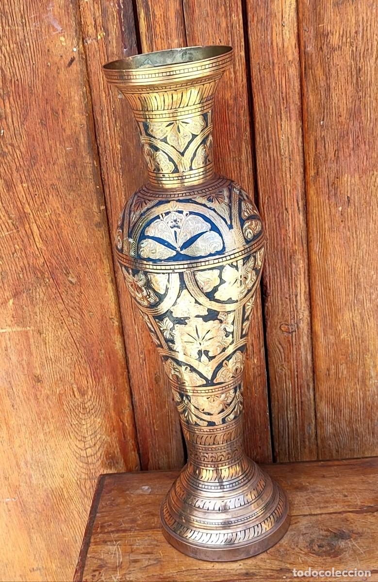 Antig&uuml;edades: Jarron oriental de bronce, grabado y policromado SXX