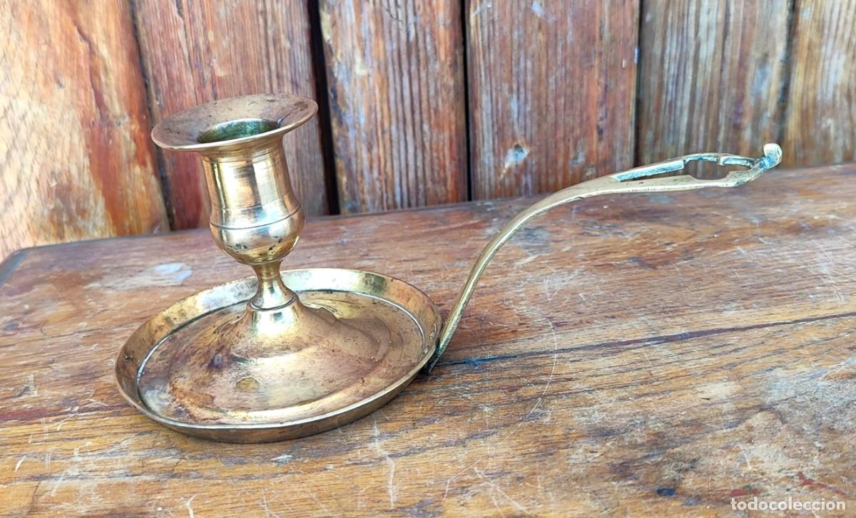 Antig&uuml;edades: Palmatoria de bronce con asidero largo - Foto 2