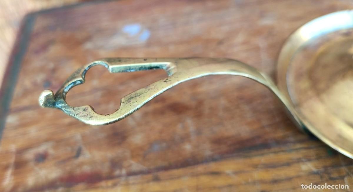 Antig&uuml;edades: Palmatoria de bronce con asidero largo - Foto 3