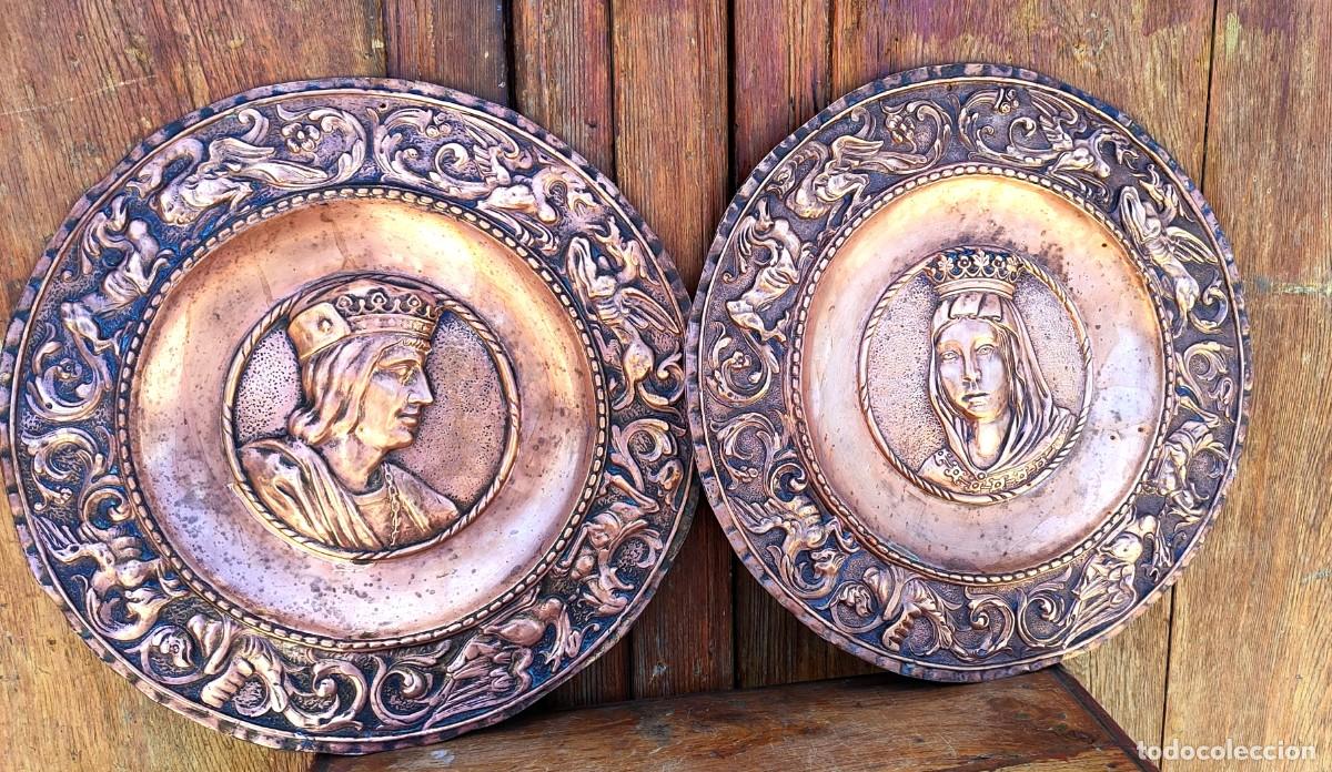 Antig&uuml;edades: Pareja de platos de cobre, reyes catolicos, cenefa de dragones