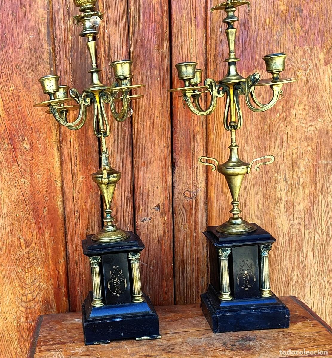 Antig&uuml;edades: Pareja de candelabros de bronce y marmol negro con dos columnas y tallas vegetales, de 5 luces