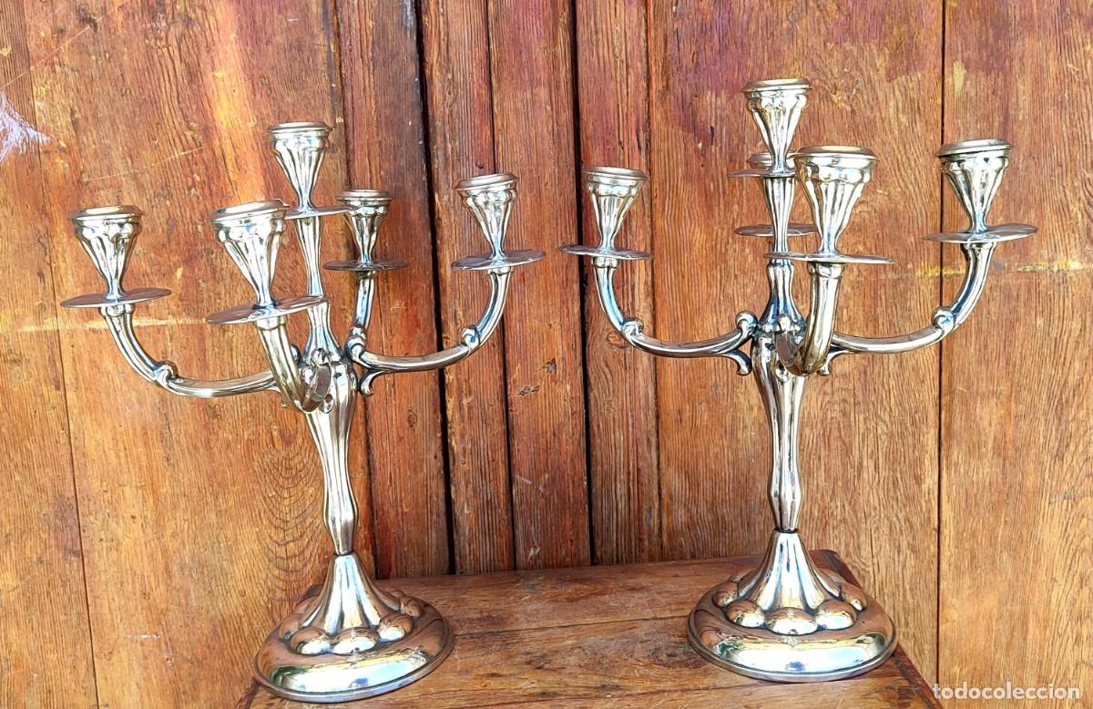 Antig&uuml;edades: Pareja de candelabros de alpaca plateada de cinco brazos
