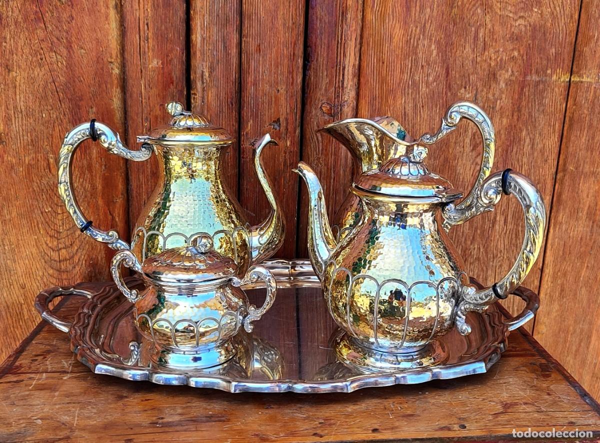 Antig&uuml;edades: Juego de cafe y te, en metal plateado, cefetera, tetera, azucarero, jarra y bandeja