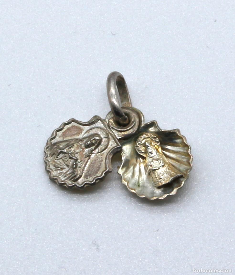 Antig&uuml;edades: Medalla religiosa articulada (o medalla desplegable) con forma de concha, fabricada en plata de ley