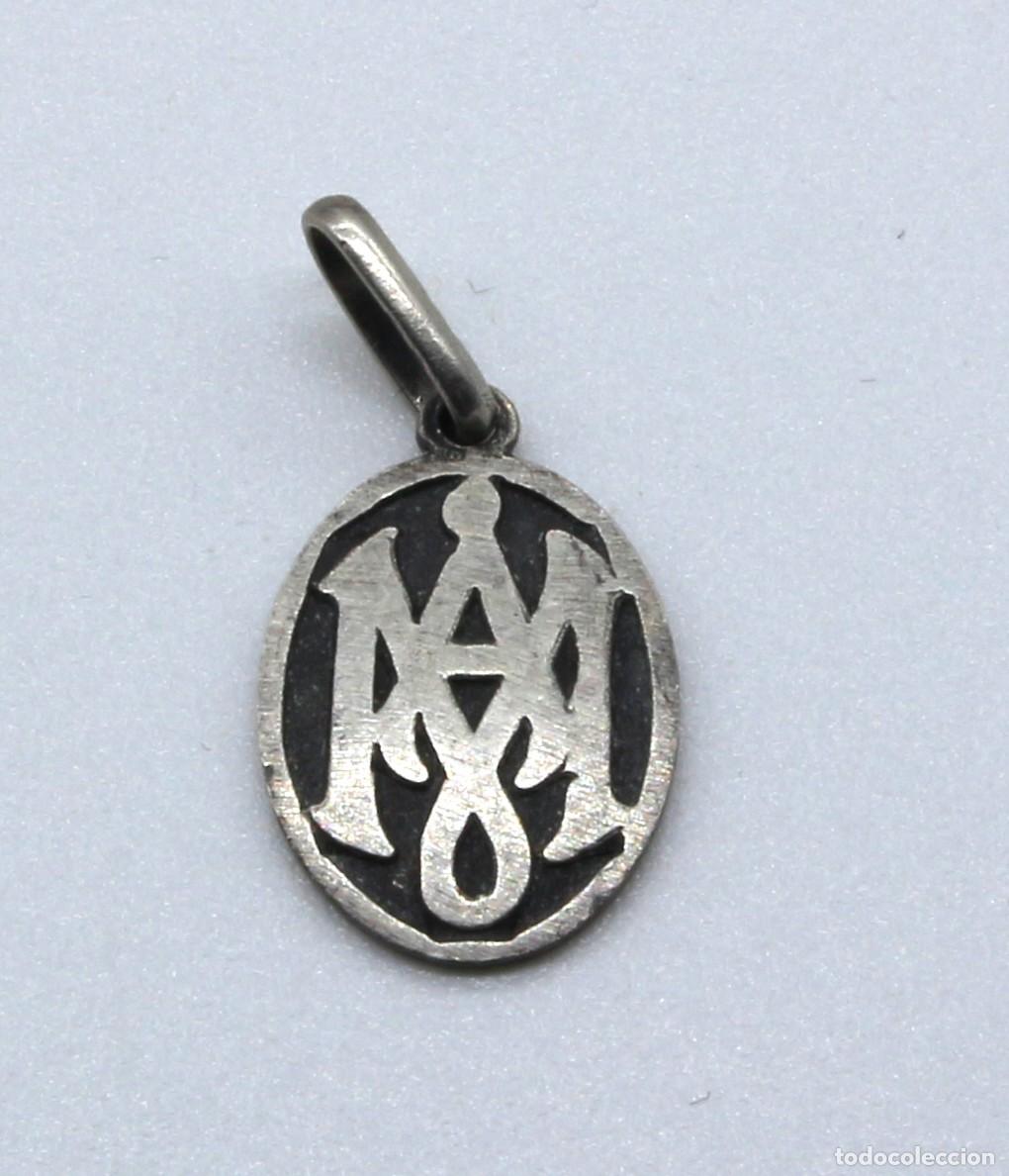Antig&uuml;edades: Medalla de plata 0.8 con contraste con el monograma mariano (&rdquo;Auspice Maria&rdquo;)