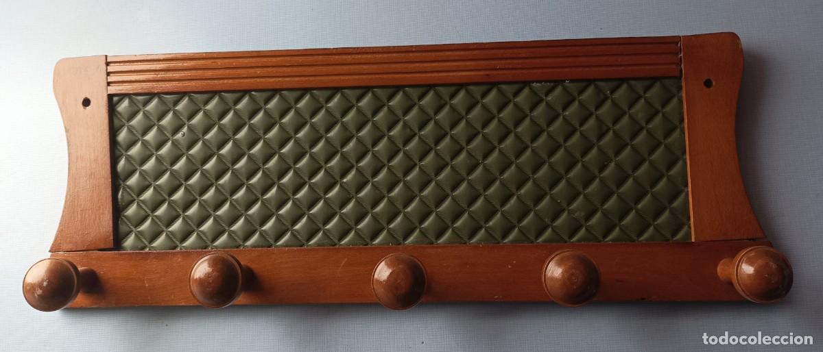Antig&uuml;edades: Perchero Vintage Madera y Capiton&eacute; Verde