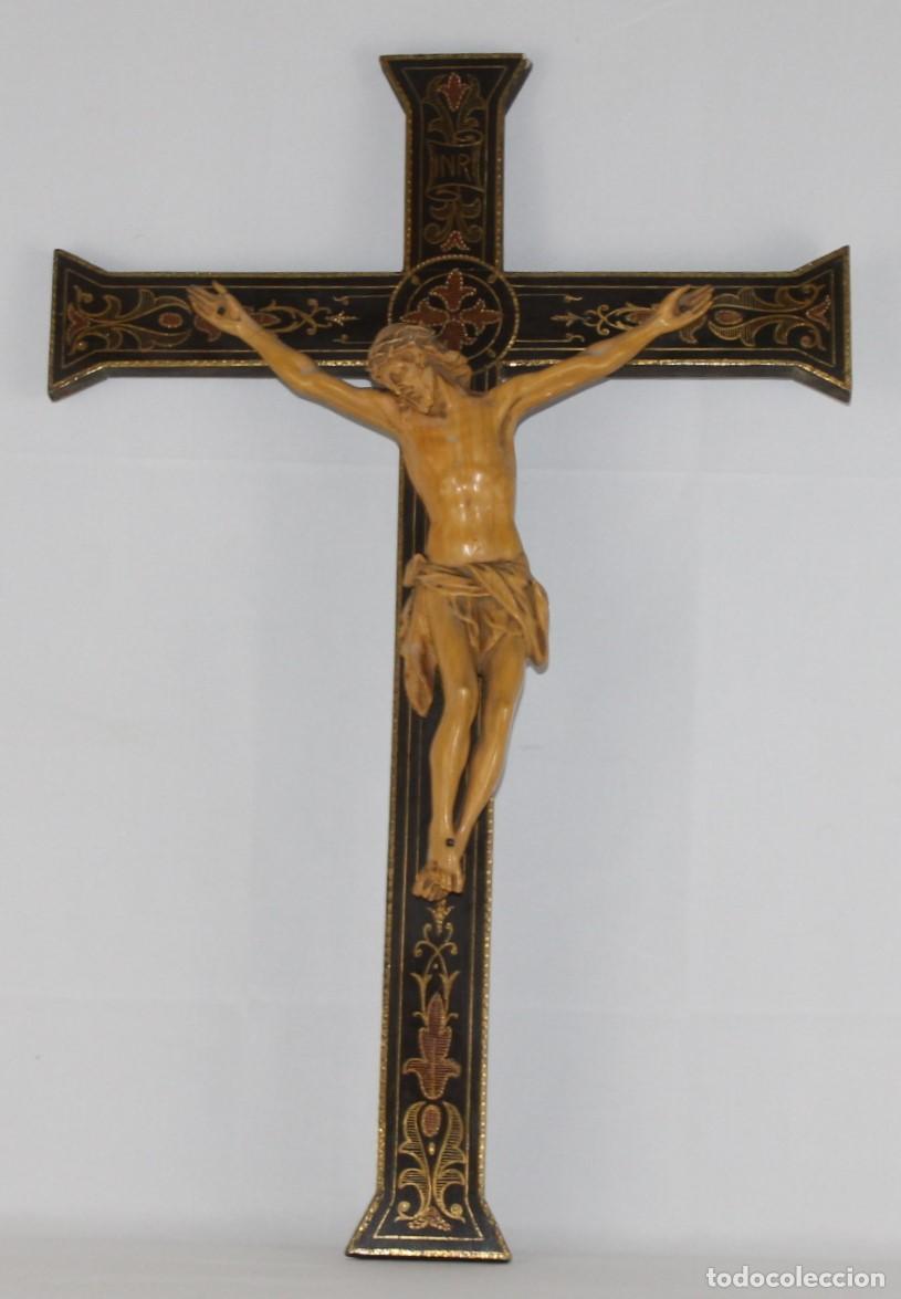 Antig&uuml;edades: Cristo crucificado Casa Reixach. Estuco policromado y cruz de madera policromado. Principios S. XX