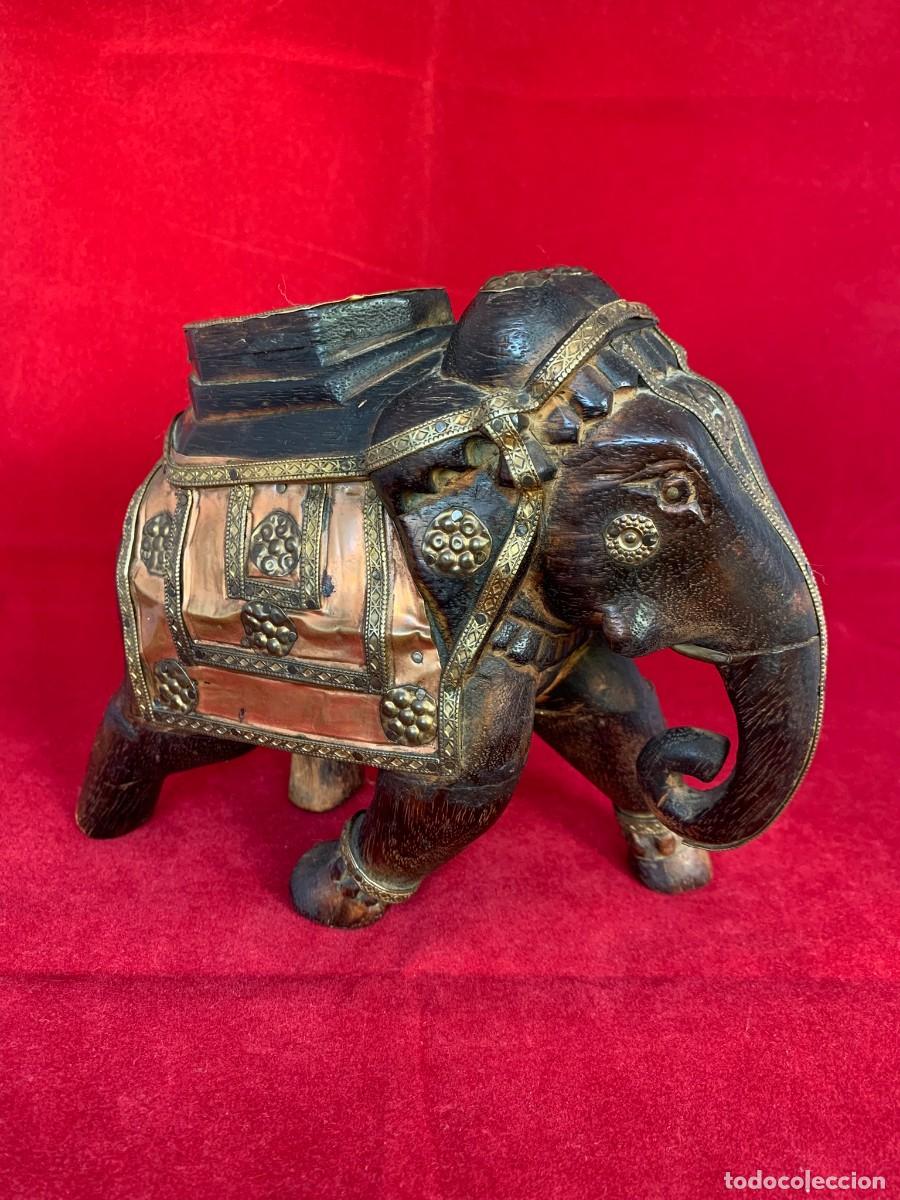Antig&uuml;edades: ELEFANTE DE MADERA MACIZA POLICROMADA CON METALES CHAPADOS VINTAGE