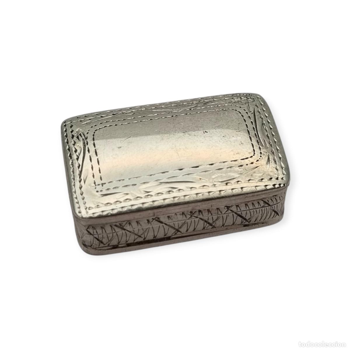 Antig&uuml;edades: Caja peque&ntilde;a rectangular de plata 925 con grabado geom&eacute;trico, Italia circa 1990