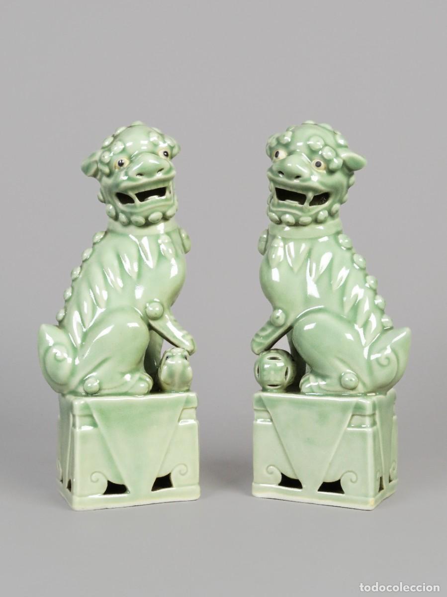 Antig&uuml;edades: Pareja de Leones de Foo guardianes en cer&aacute;mica esmaltada en verde celad&oacute;n China siglo XX