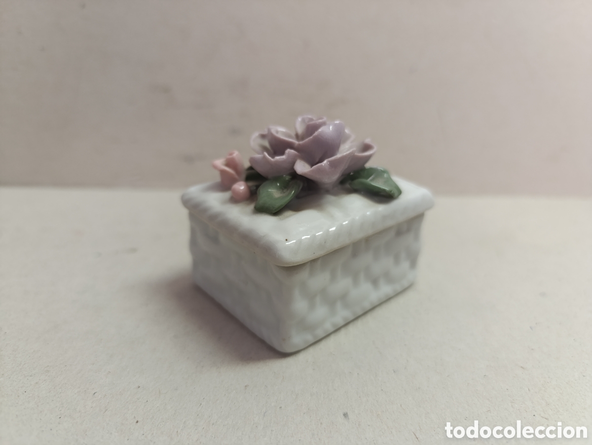 Antig&uuml;edades: CAJA CAJITA DE PORCELANA CON FLOR EN LA TAPA.