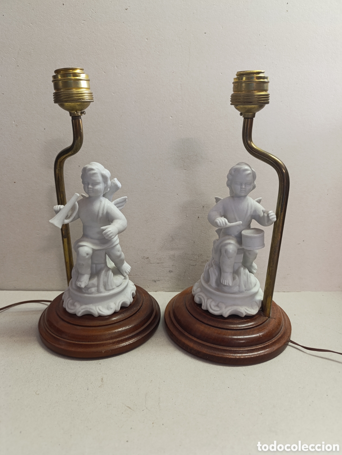Antig&uuml;edades: PAREJA DE LAMPARAS COM FIGURAS DE PORCELANA BISCUIT ANGELITOS MUSICOS.