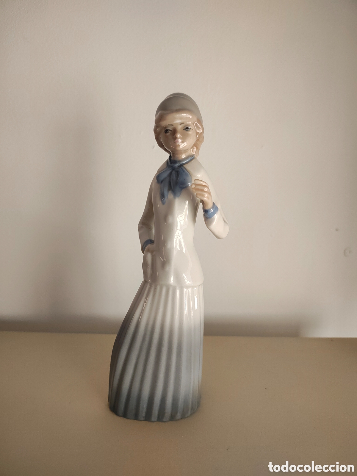Antig&uuml;edades: Figura de porcelana Casades mujer