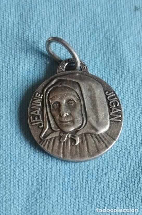 Antig&uuml;edades: PRECIOSA MEDALLA DE METAL PLATEADO DE JEANNE JUGAN - MIDE 2 CMS