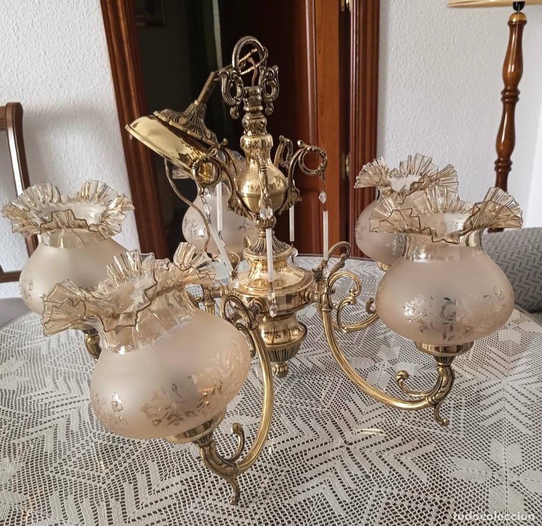 Antig&uuml;edades: L&aacute;mpara en broce y tulipas
