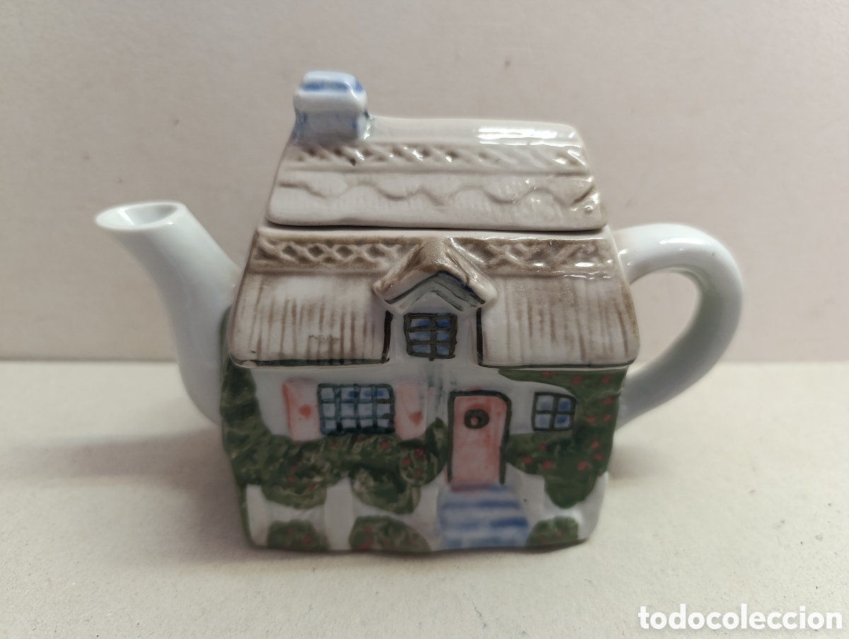 Antig&uuml;edades: TETERA PORCELANA REPRESENTANDO COTTAGE INGLES.