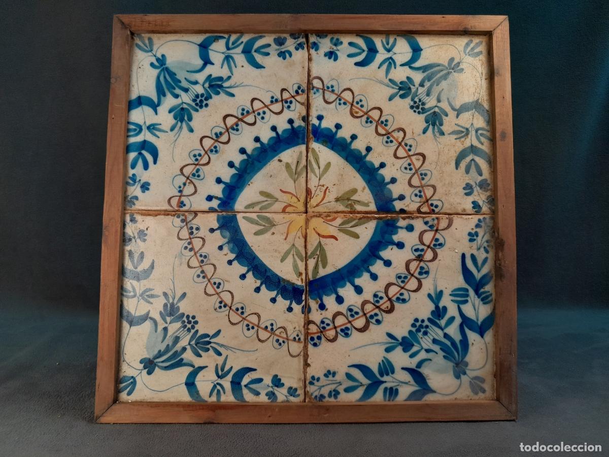 Antig&uuml;edades: 43.CONJUNTO DE CUATRO AZULEJOS DECORATIVOS CON PATR&Oacute;N GEOM&Eacute;TRICO SERIGRAFIADO.SEGUNDA MITAD S. XX.
