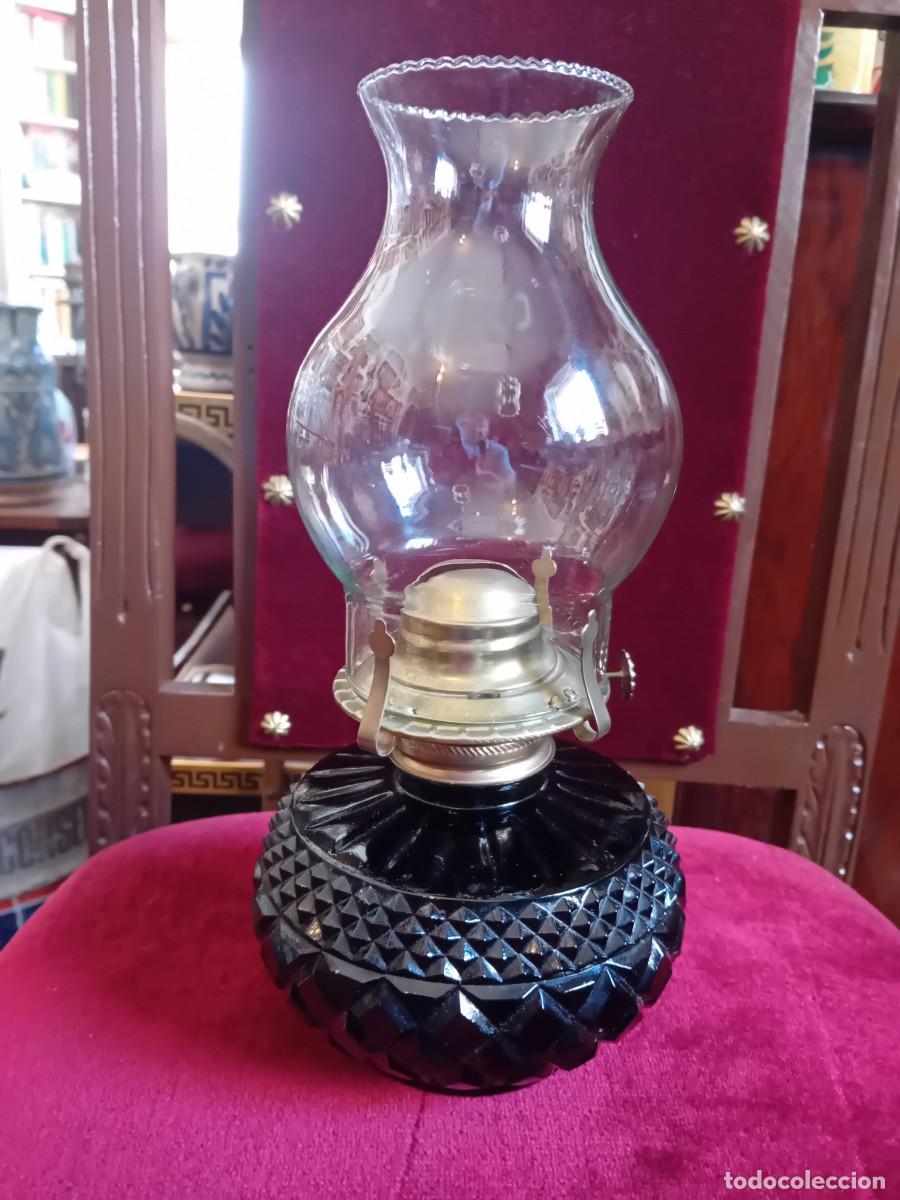 Antig&uuml;edades: Quinque de cristal y lat&oacute;n, made in Hong Kong