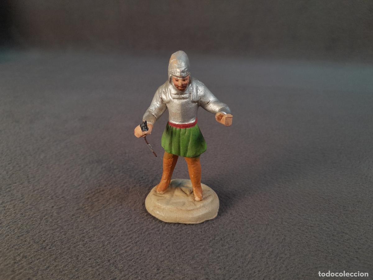 Antig&uuml;edades: SL-26. FIGURA DE SOLDADO MEDIEVAL EN TERRACOTA. SIGLO XX