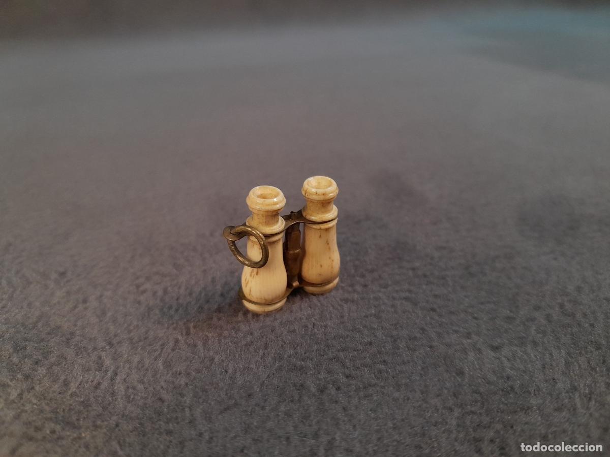 Antig&uuml;edades: J-4448. CHARM EN FORMA DE BINOCULARES TALLADO EN HUESO. SIGLO XIX