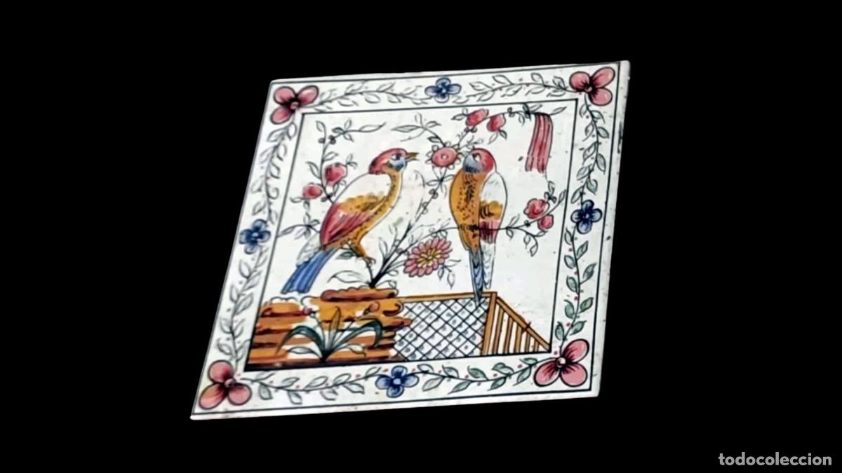 Antiguidades: Baldosa de Cer&aacute;mica Decorativa con P&aacute;jaros y Flores &ndash; Pintada a Mano &ndash; Siglo XVIII