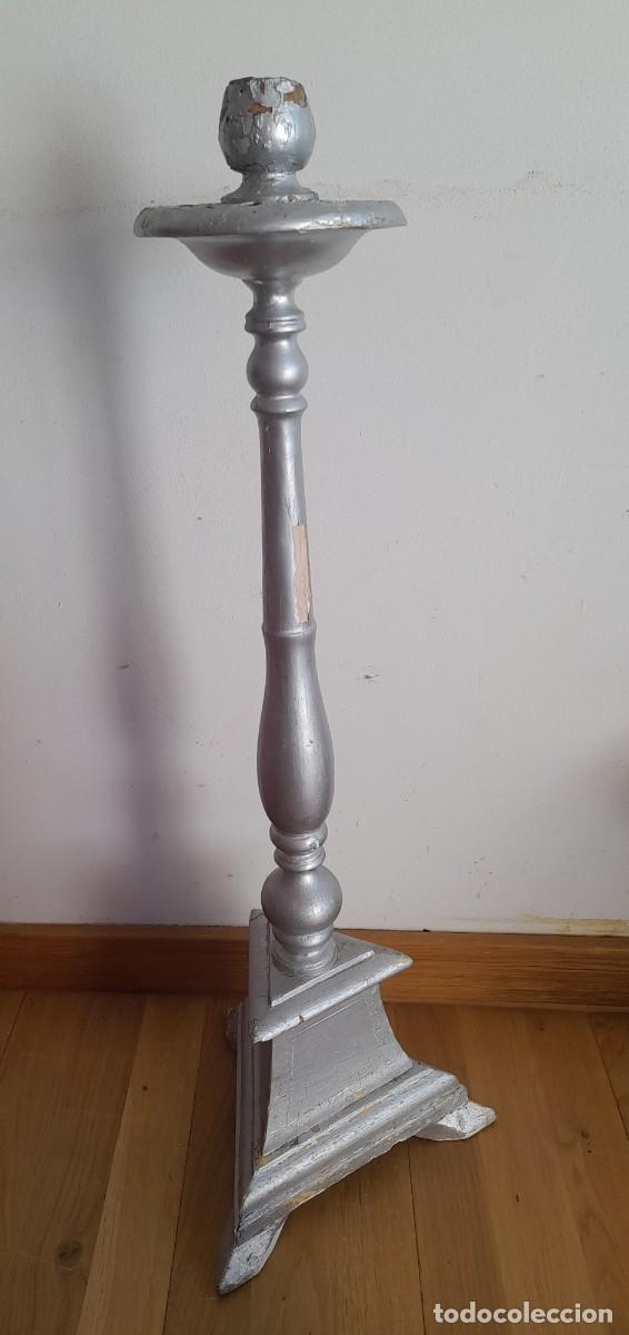 Antig&uuml;edades: Antiguo candelabro de iglesia, madera pintada, 78cm aprox de alto, se&ntilde;ales de edad y uso