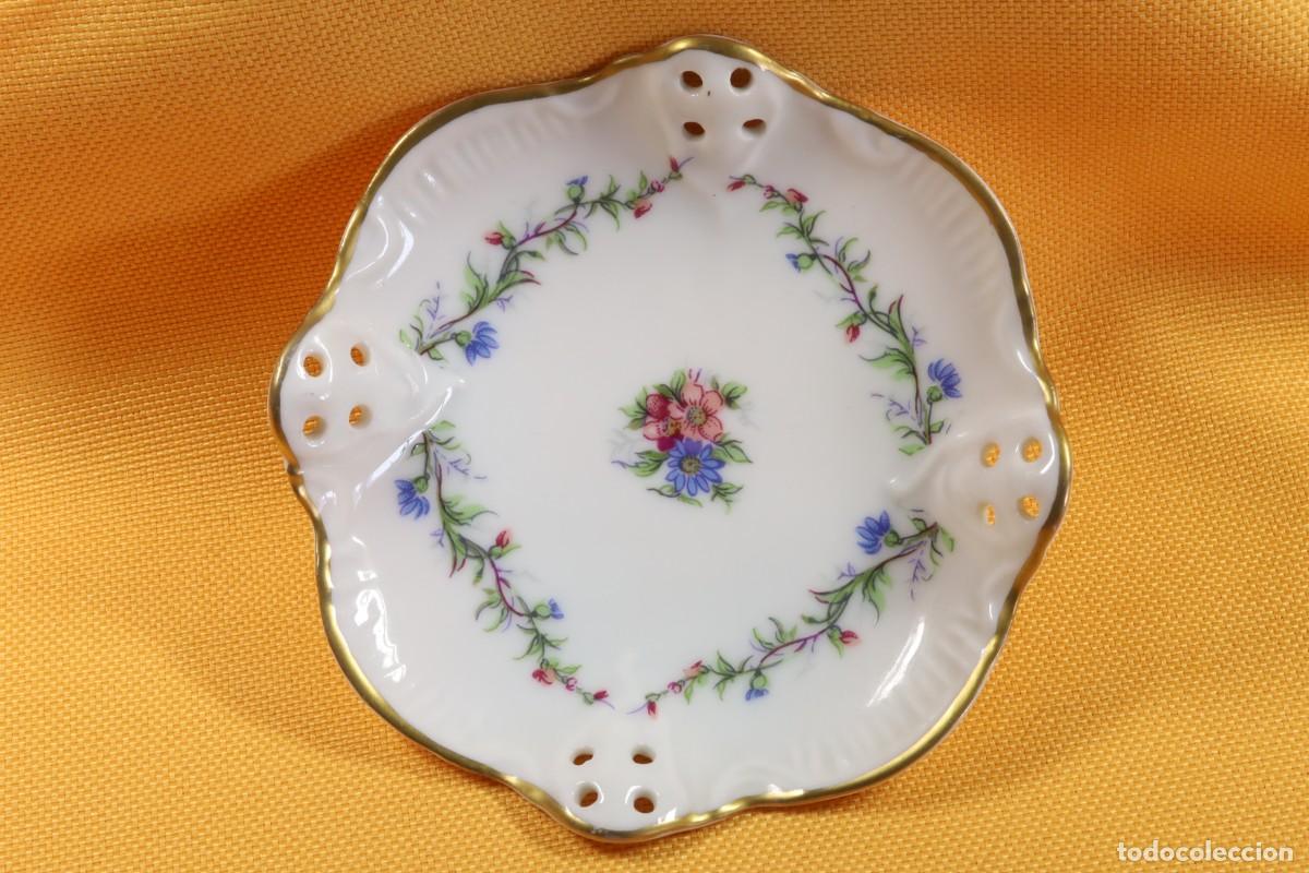 Antig&uuml;edades: Plato peque&ntilde;o Vieux Limoges. Orificios. S. XX. Small plate, Vieux Limoges. Holes. 20th century.