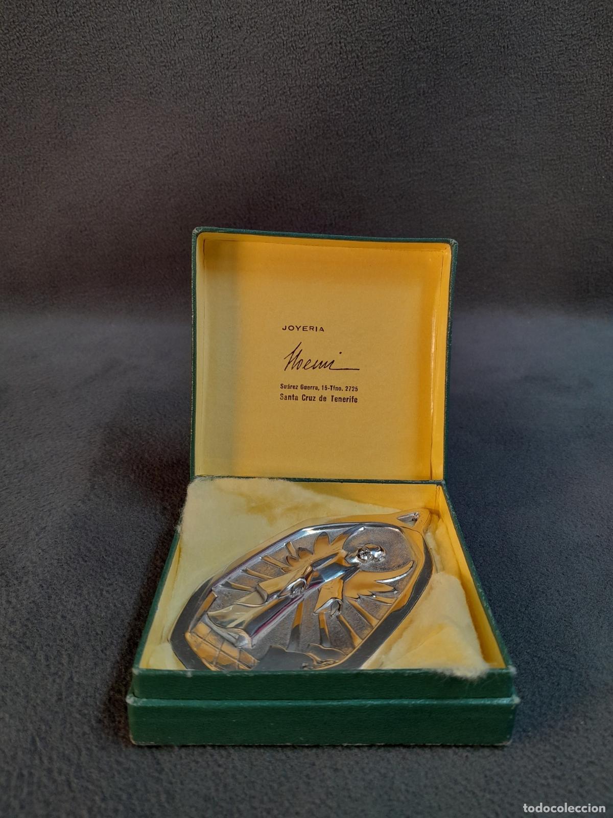 Antig&uuml;edades: M-2236. MEDALLA CON RELIEVE DEVOCIONAL CON FIGURA DE &Aacute;NGEL EN PLATA. SIGLO XX