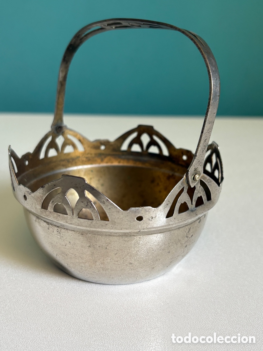 Antig&uuml;edades: (L778) CUENCO DE METAL PLATEADO CON ASA ABATIBLE &mdash; ESTILO ART NOUVEAU / S. XIX-XX