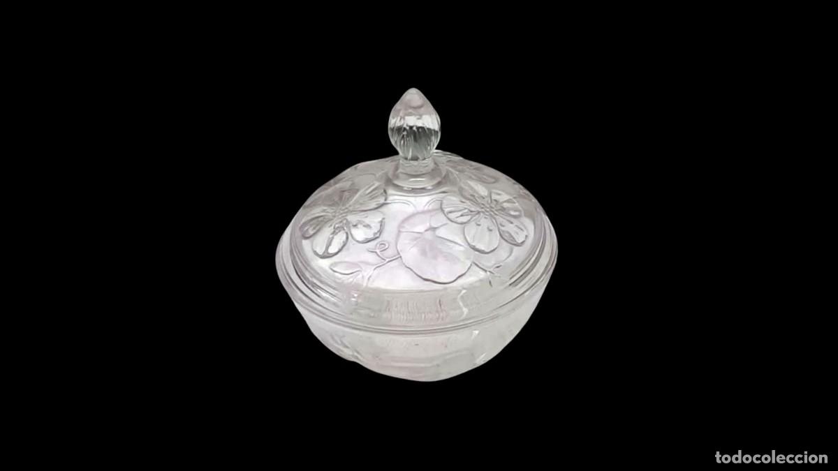 Antiques: Bombonera Vintage de Vidrio Prensado con Tapa &ndash; Flores y Mariposas en Relieve &ndash; A&ntilde;os 40/50, Muy Raro