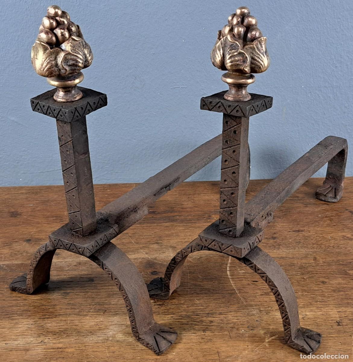 Antig&uuml;edades: Pareja de morillos, hierro forjado y bronce, siglo XIX‑XX