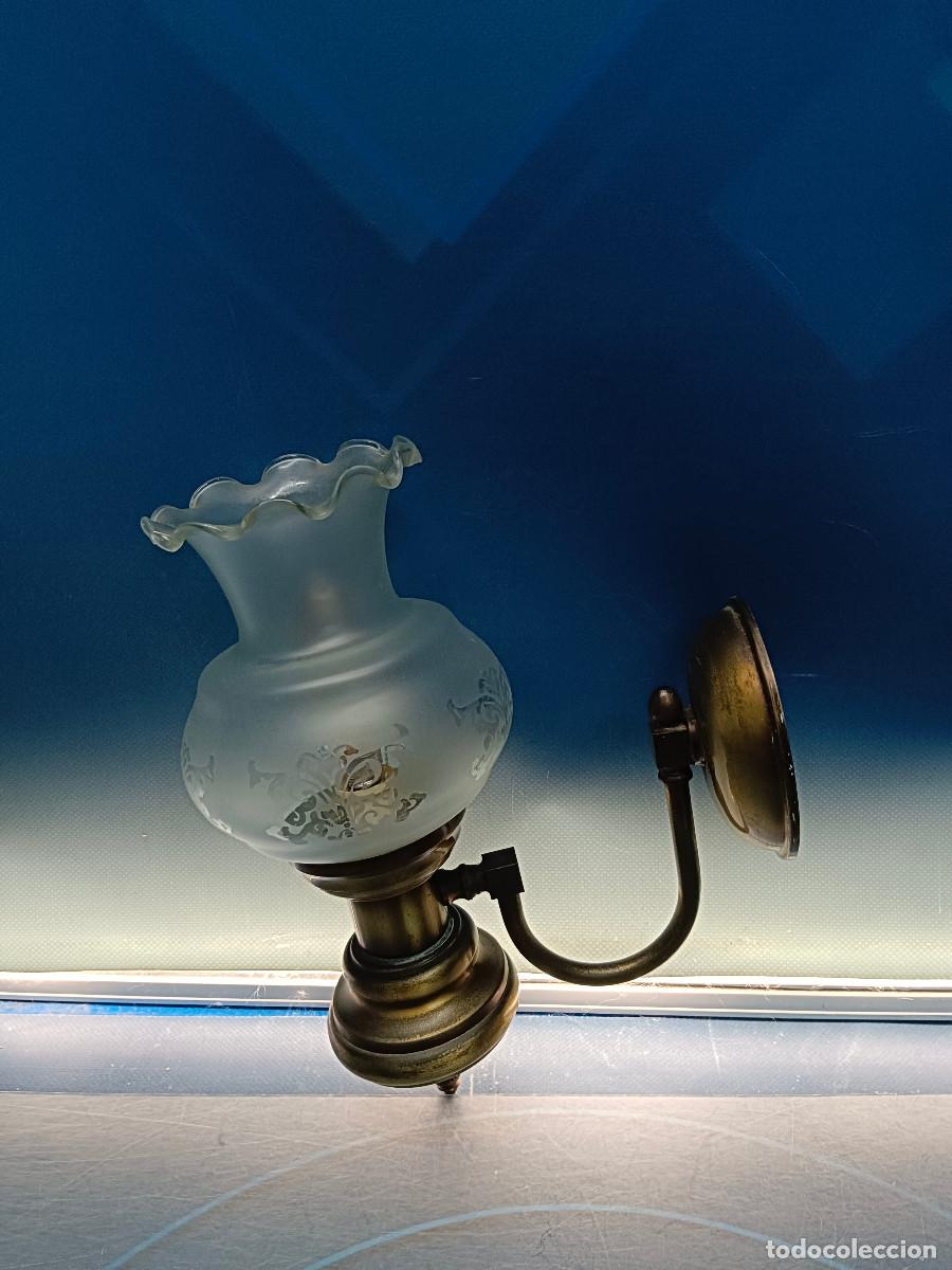 Antig&uuml;edades: ANTIGUO APLIQUE DE LATON CON TULIPA DE CRISTAL ESMERILADO Y TALLADO
