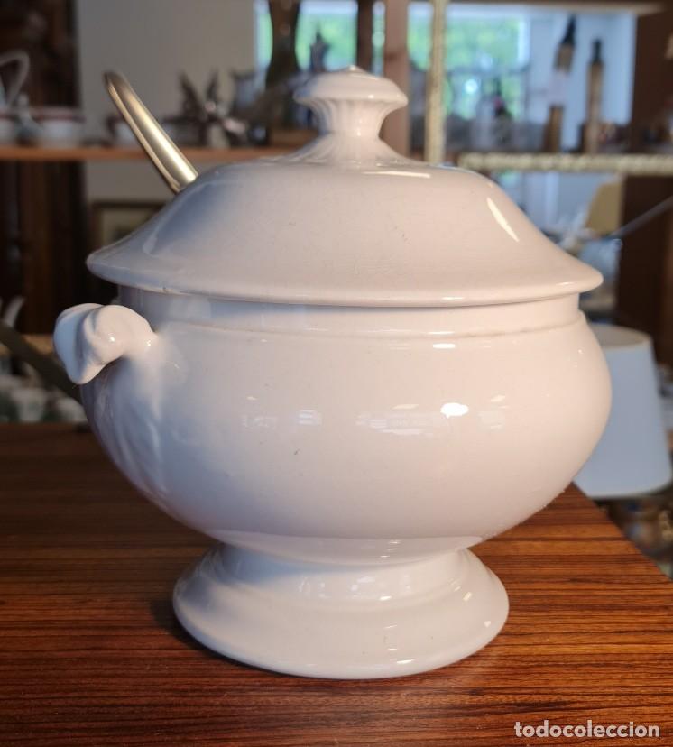 Antig&uuml;edades: Sopera de loza blanca Pickman S.A. La Cartuja de Sevilla, con cuchar&oacute;n WMF 90 de regalo