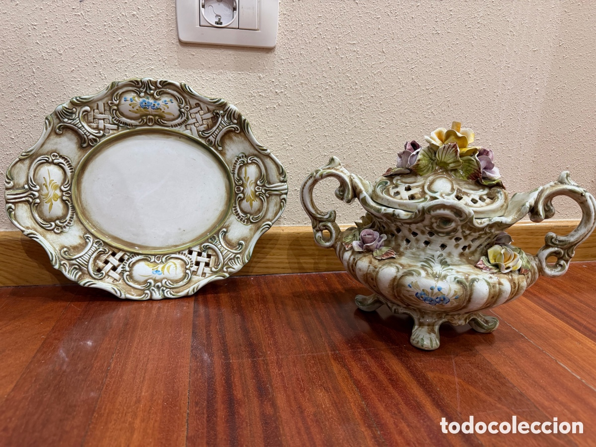 Antig&uuml;edades: Precioso conjunto de cer&aacute;mica vintage - Sopera y bandeja con relieves florales