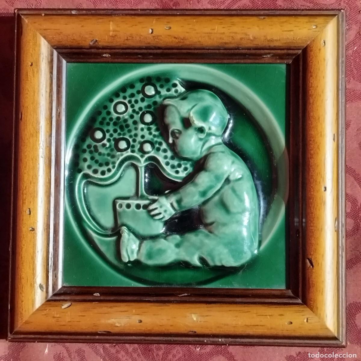 Antig&uuml;edades: CUADRO AZULEJO CERAMICA ALEMANA VIDRIADA EN RELIEVE VERDE - NI&Ntilde;O SENTADO CON ARBOLITO CON FRUTOS -