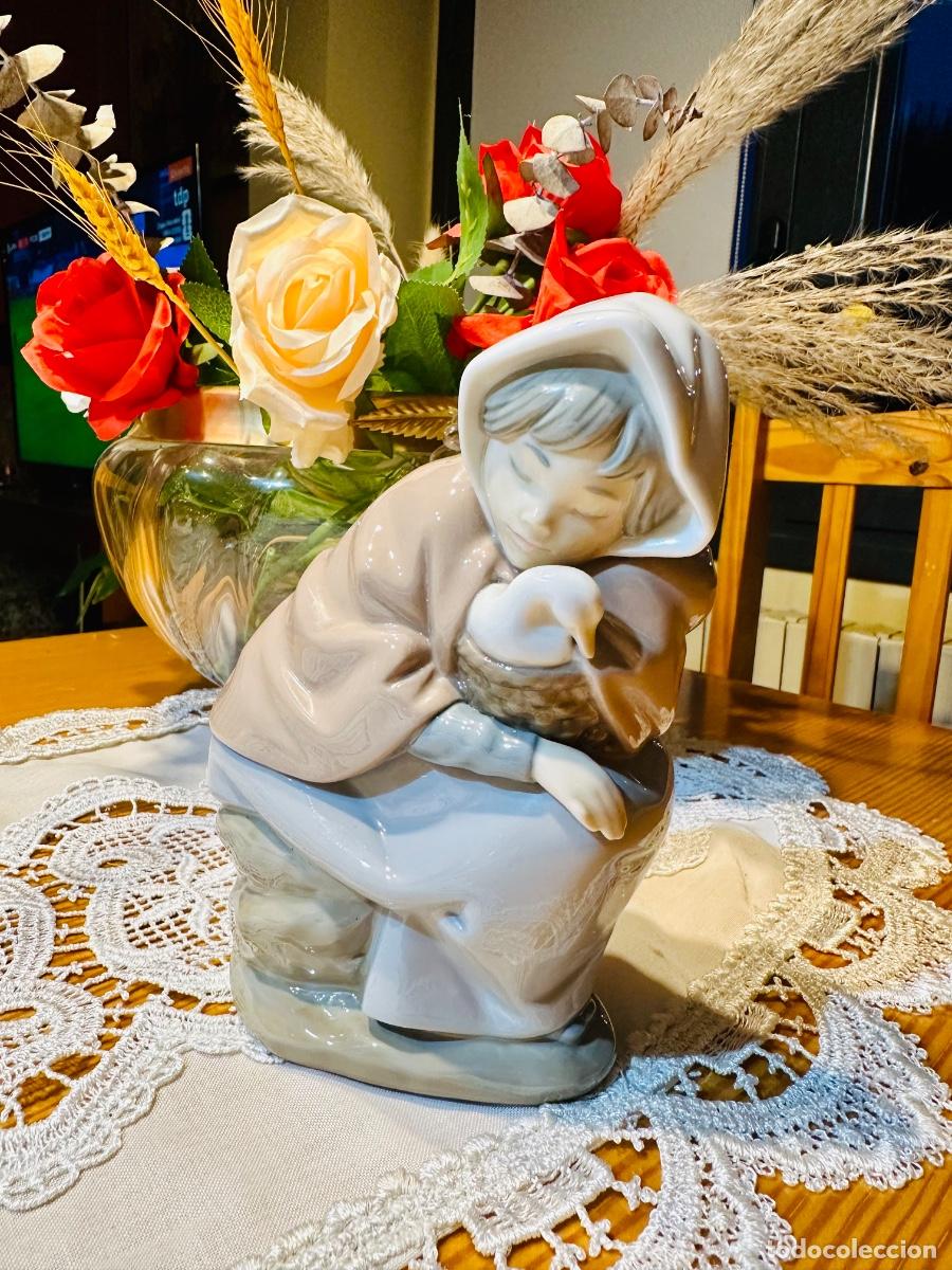 Antiquit&eacute;s: Preciosa Figura de Porcelana NAO de Lladr&oacute; - Ni&ntilde;a con Pato en Cesta (1982)