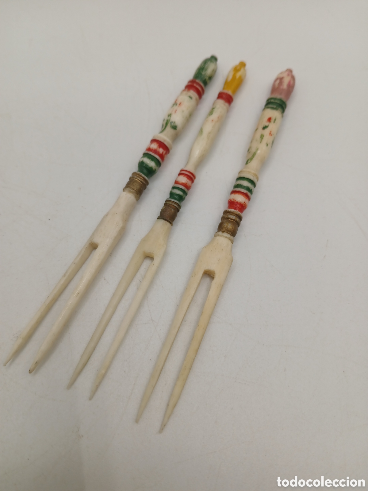 Antig&uuml;edades: Antiguos pinchos hueso tallado y pintado. 3 unidades