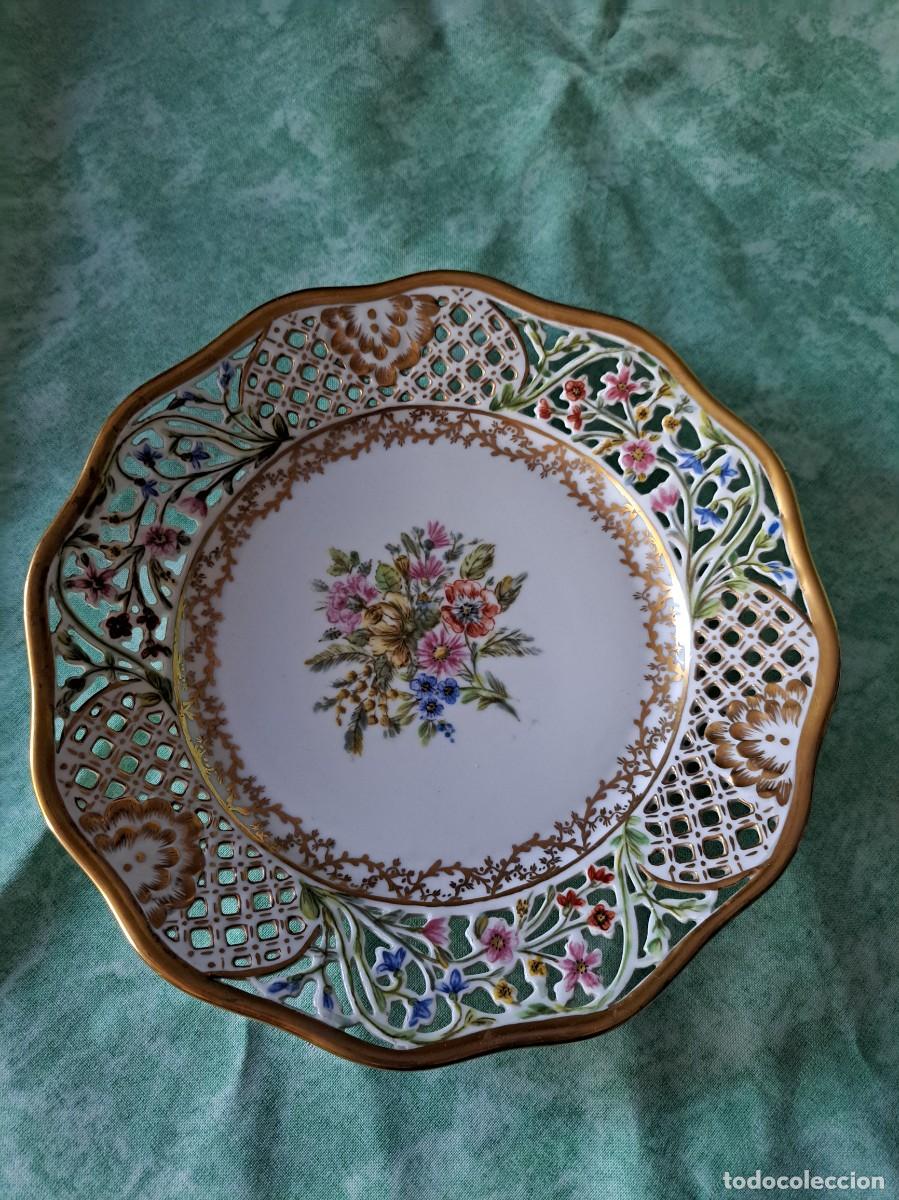 Antig&uuml;edades: Precioso plato de porcelana calado borde festoneado Schumann Bavaria, 1918/1929, pintado a mano.